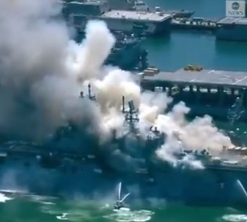 ΗΠΑ: Τουλάχιστον 21 τραυματίες έπειτα από έκρηξη και πυρκαγιά σε πολεμικό πλοίο