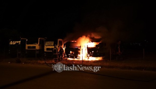 Κρήτη: Στις φλόγες τα δυο φορτηγά τα ξημερώματα