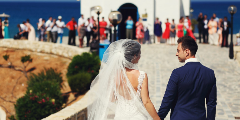 Κρήτη: Γάμοι σε βάρδιες και τετραήμερα γλέντια – Τα «κόλπα» για να ξεπεραστεί το όριο των 50 ατόμων