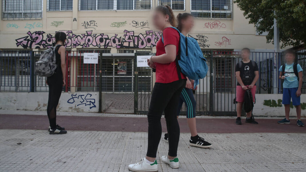 Συνελήφθη καθηγητής γυμνασίου που φέρεται να είχε σχέσεις με 15χρονη μαθήτριά του