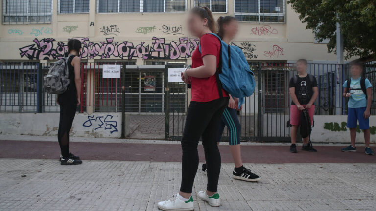 Συνελήφθη καθηγητής γυμνασίου που φέρεται να είχε σχέσεις με 15χρονη μαθήτριά του