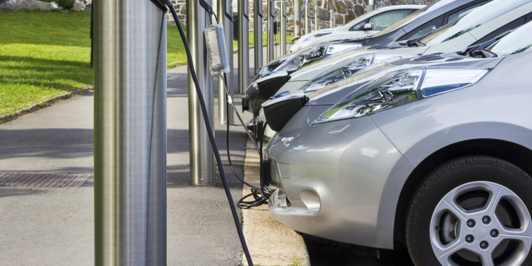 Παγκόσμια έρευνα EY: 4 στους 10 σκοπεύουν να αγοράσουν ηλεκτρικό όχημα