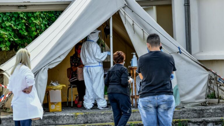 Αγγίζουν τα 500 τα κρούσματα για τον Ιούλιο – Αυξάνονται οι εισαγωγές στα νοσοκομεία