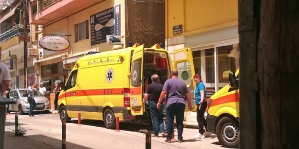 Επίθεση με τσεκούρι στην Εφορία Κοζάνης: Διασωληνωμένος ένας τραυματίας