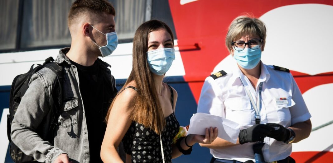 Οι λοιμωξιολόγοι επιμένουν για τον κορωνοϊό: Μάσκες παντού εκτός από το κολύμπι