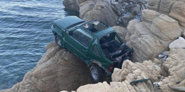 Σοκαριστικό τροχαίο: Στα βράχια βρέθηκαν δύο αυτοκίνητα – Νεκρή 18χρονη