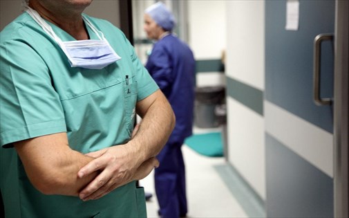 Κρούσματα κορωνοϊού: Συναγερμός στα νοσοκομεία – Μεγαλώνει η λίστα υγειονομικών που είναι θετικοί
