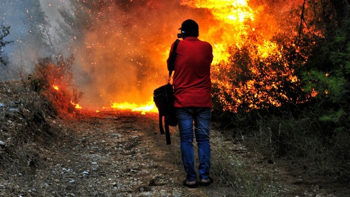 Πυρομανής πυροσβέστης έβαζε φωτιές σε δάση «για την αδρεναλίνη»