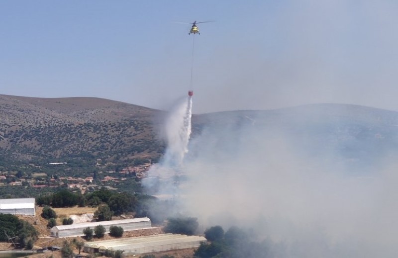 Ανεξέλεγκτη η φωτιά στις Κεχριές Κορίνθου – Εκκενώνονται οικισμοί