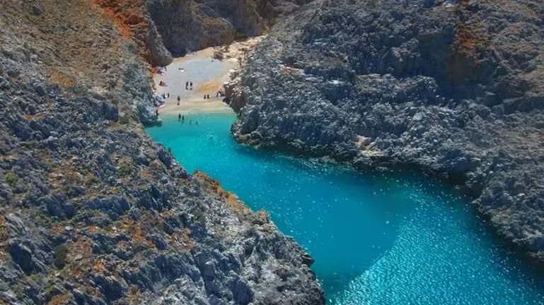 Έπεσε στα βράχια και τραυματίστηκε – Επιχείρηση διάσωσης σε παραλία της Κρήτης