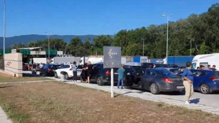 Ουρές χιλιομέτρων στον Προμαχώνα: Επετράπη η είσοδος σε εγκλωβισμένους Σέρβους