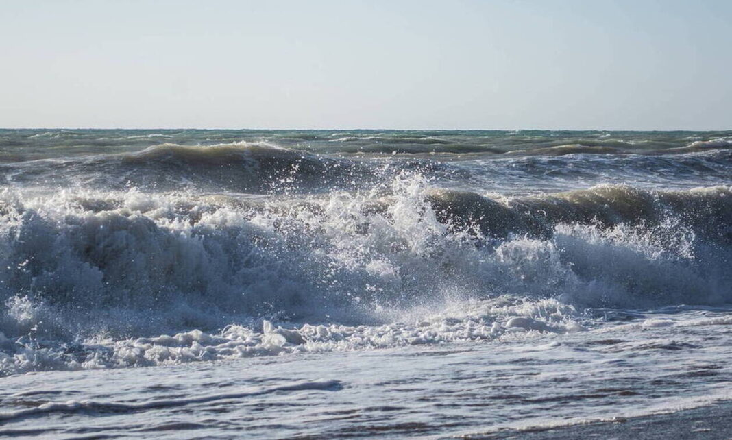 28χρονη παρασύρθηκε από τα κύματα σε παραλία του Ηρακλείου