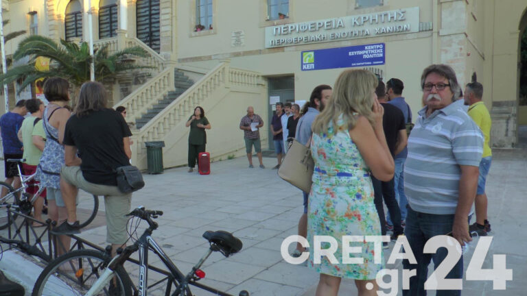 Κρήτη: Παράσταση διαμαρτυρίας στην Αντιπεριφέρεια Χανίων για τα τροχαία στον ΒΟΑΚ (εικόνες)