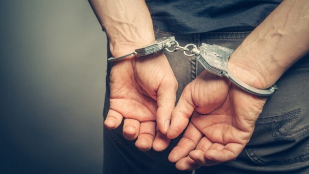 Ηράκλειο: Τον «τσάκωσαν» με ναρκωτικά και του φόρεσαν χειροπέδες