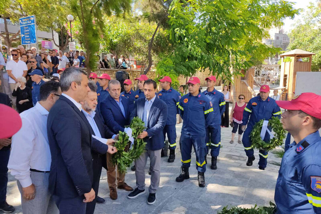 Στα αποκαλυπτήρια του μνημείου πεσόντων Πυροσβεστών o Σ. Βαρδάκης