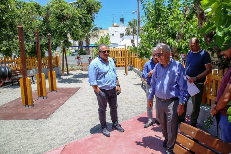 Ο Δήμαρχος Ηρακλείου στην νέα παιδική χαρά του Κατσαμπά