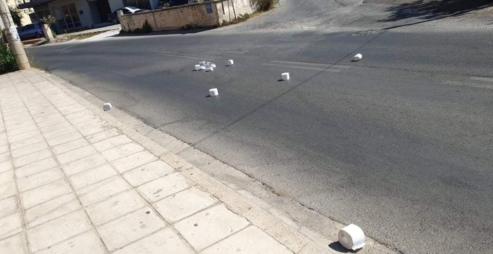 Κρήτη: Κεντρικός δρόμος γέμισε με…χαρτιά υγείας! (εικόνες)