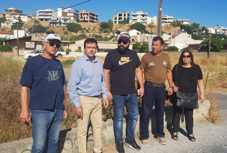 Καθαρίζουν το ρέμα στον Κατσαμπά