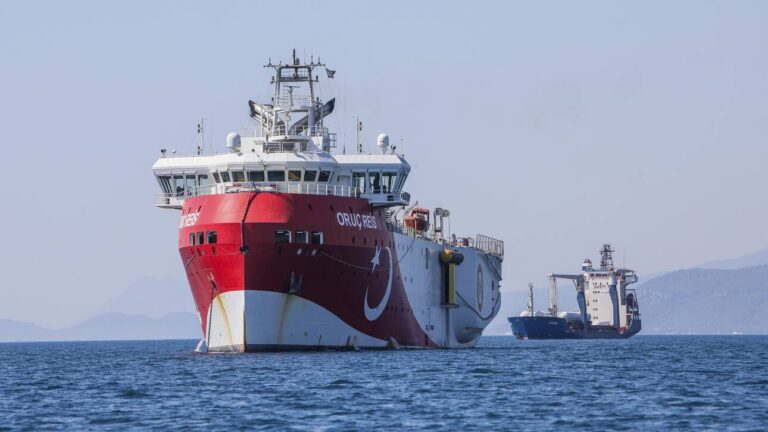 Άλλαξε και πάλι πορεία το Oruc Reis – Πλέει προς την ελληνική υφαλοκρηπίδα