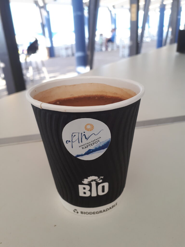 Ηράκλειο: Τα δημοτικά καφέ σερβίρουν σε… βιοδιασπώμενα ποτήρια