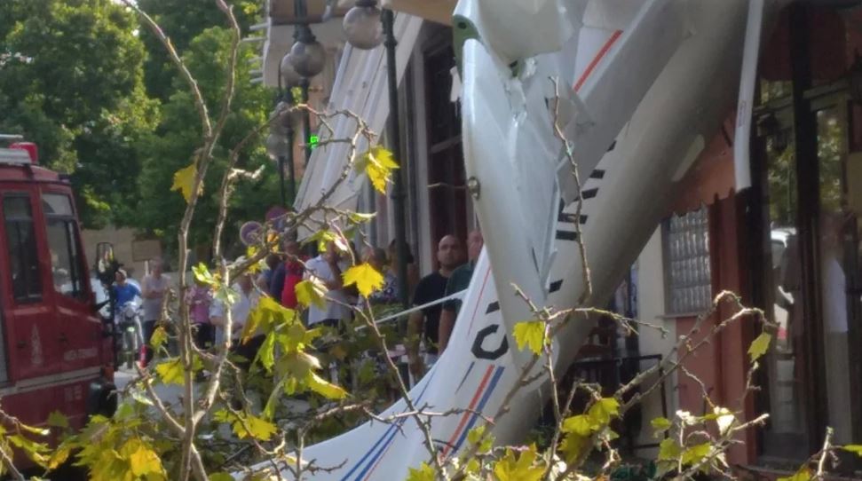 Εικόνες από την πτώση του μονοκινητήριου αεροπλάνου – Έπεσε σε σπίτι, σώος ο κυβερνήτης