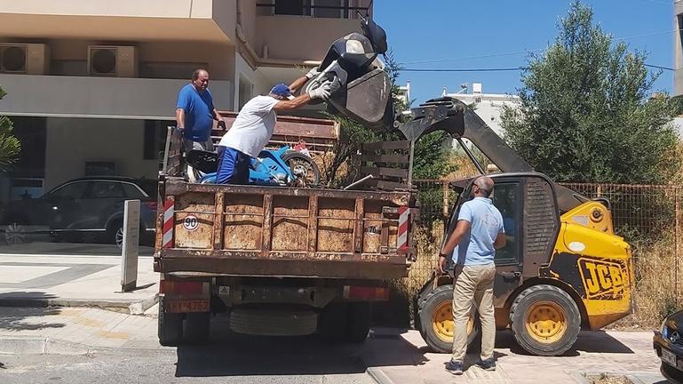 Κρήτη: Μαζεύουν εγκαταλελειμμένα οχήματα και μηχανές