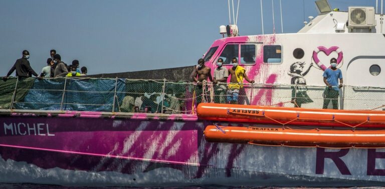 Έκκληση για βοήθεια από το πλοίο διάσωσης του Banksy – Φέρει τραυματίες και νεκρό