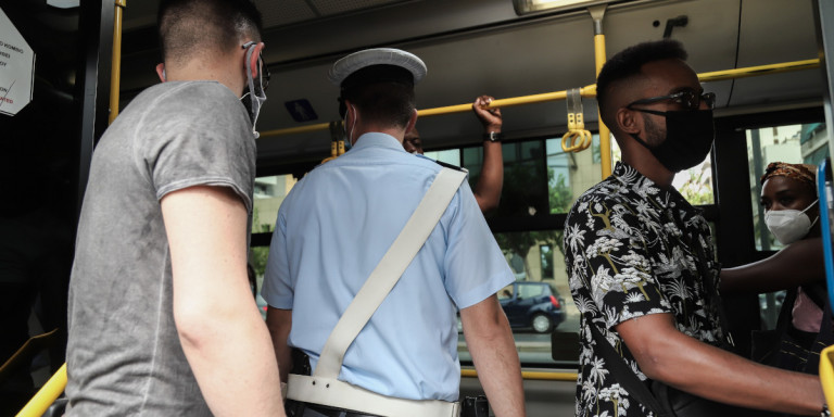 Ξύλο σε λεωφορείο μεταξύ νεαρού και ηλικιωμένου για μη χρήση μάσκας (βίντεο)