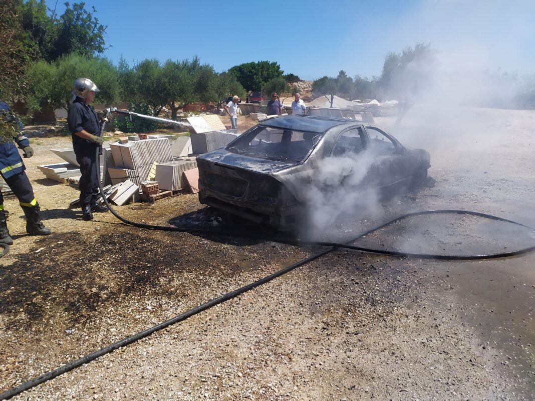 Κρήτη: Πήρε φωτιά το αυτοκίνητο εν κινήσει