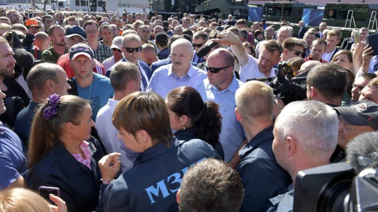 Λευκορωσία: Ο Λουκασένκο δηλώνει διατεθειμένος να παραδώσει την εξουσία