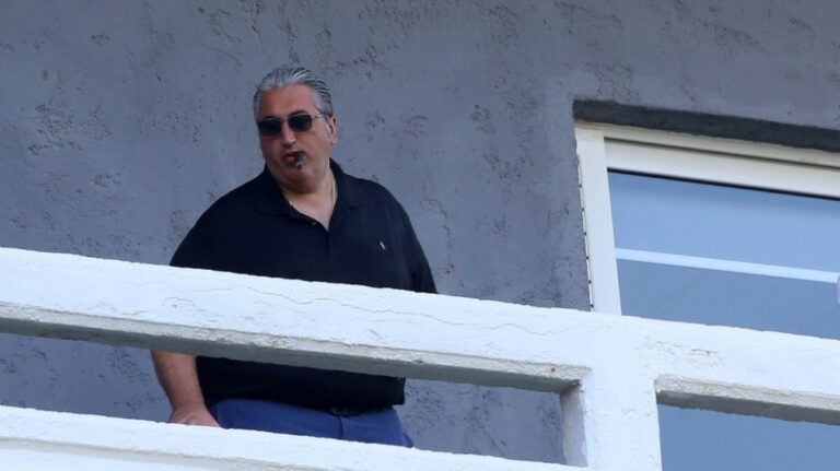 Στο μπαλκόνι ο Μπούσης-Δεν είπε λέξη για το σήμα