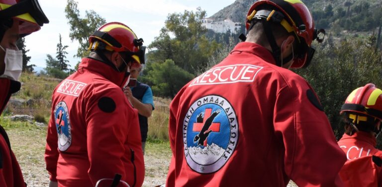 Εύβοια: Τεράστια επιχείρηση για απεγκλωβισμούς με βάρκες κι ελικόπτερο