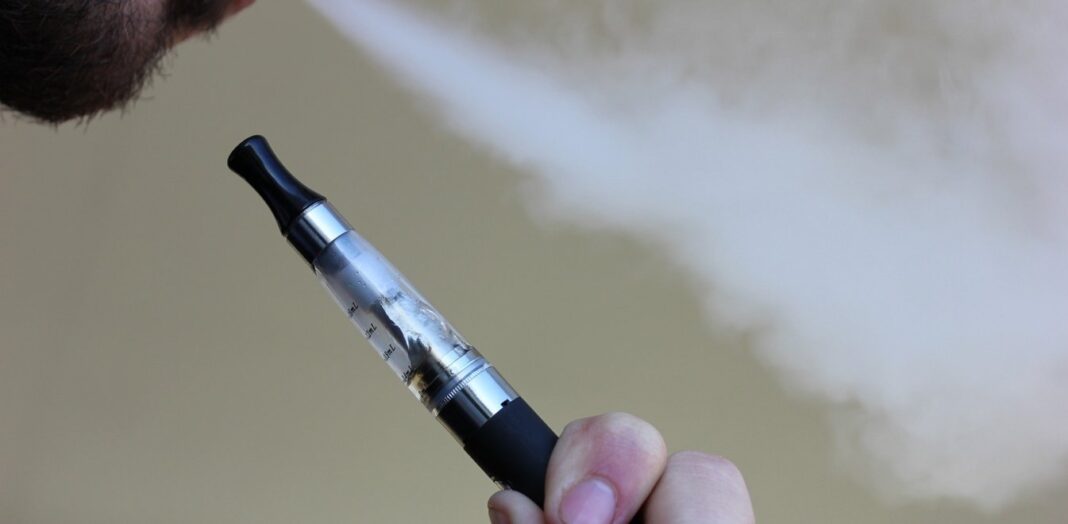 Κορωνοϊός: Το ηλεκτρονικό τσιγάρο αυξάνει τον κίνδυνο Covid-19 σε εφήβους και νέους ενηλίκους