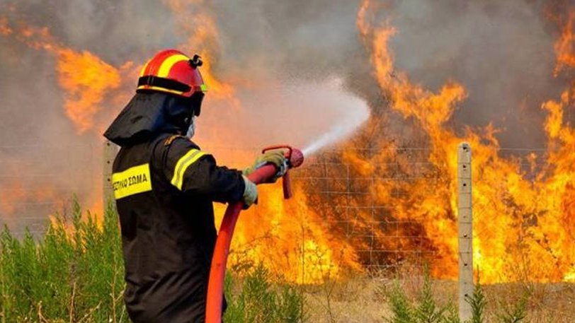 Ηράκλειο: Μια «ανάσα» από τα σπίτια έφτασε η φωτιά