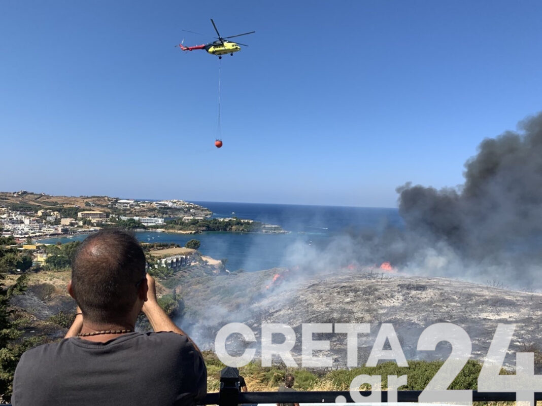 Φωτιά στην Αγία Πελαγία: Έφτασε σε αυλή σπιτιού