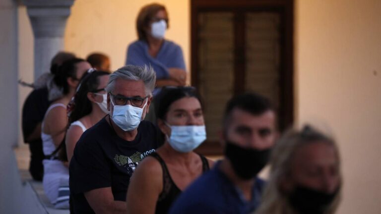 Δεκαπενταύγουστος στη δίνη του κορωνοϊού: «Συναγερμός» για την ευρεία διασπορά και νέα μέτρα