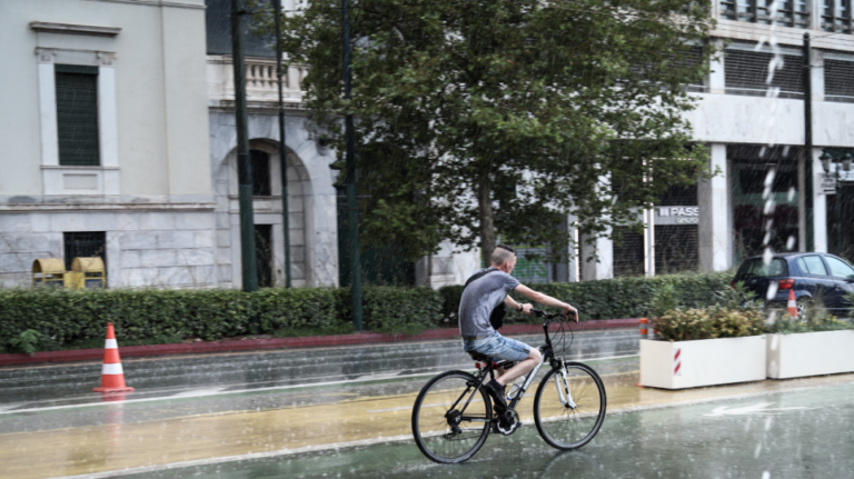 Καιρός: Συνεχίζονται και αύριο οι βροχές – Στην Κρήτη η «Θάλεια»