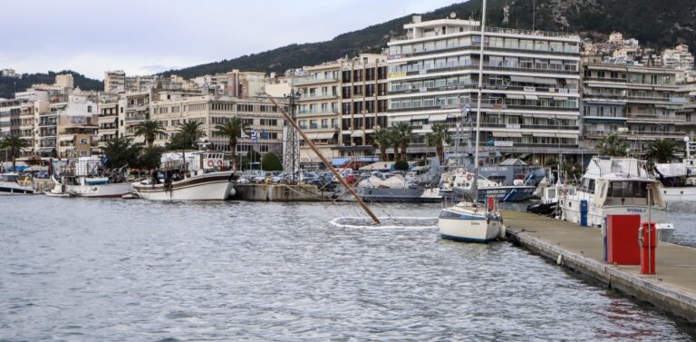 Καβάλα: Σχέδιο για την αποφυγή lockdown με μαζικά τεστ και μάσκες στις λαϊκές