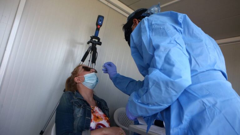 Κορωνοϊός: Τα νέα μέτρα που εξετάζει η κυβέρνηση υπό το φόβο της εξάπλωσης