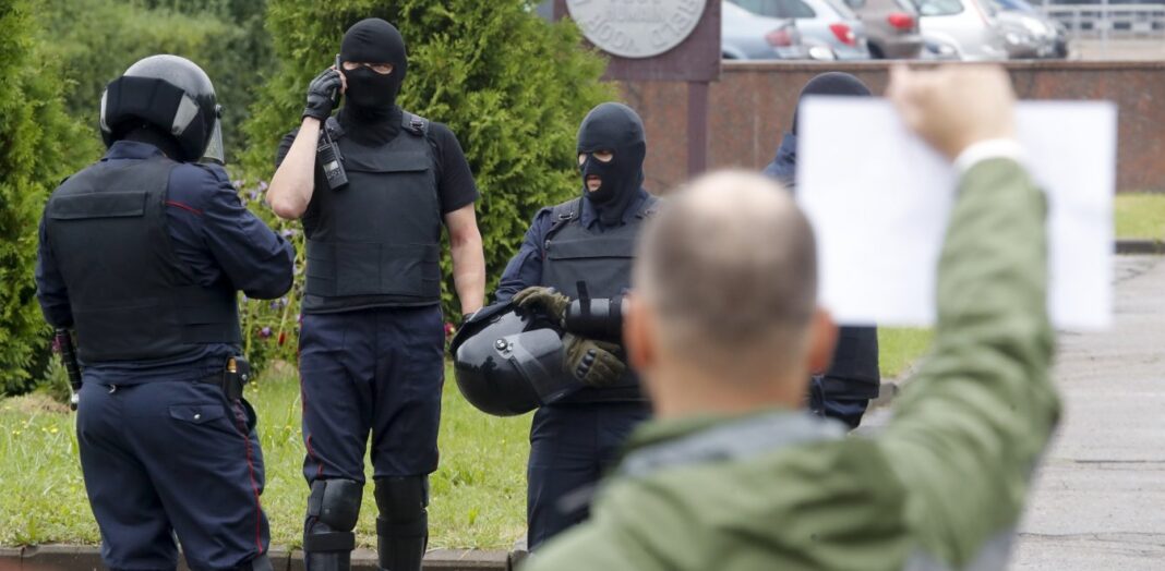 Λευκορωσία: Νεκρός διαδηλωτής από σφαίρα στο κεφάλι – Έκτακτη τηλεδιάσκεψη της Ε.Ε.