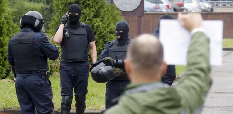 Λευκορωσία: Νεκρός διαδηλωτής από σφαίρα στο κεφάλι – Έκτακτη τηλεδιάσκεψη της Ε.Ε.