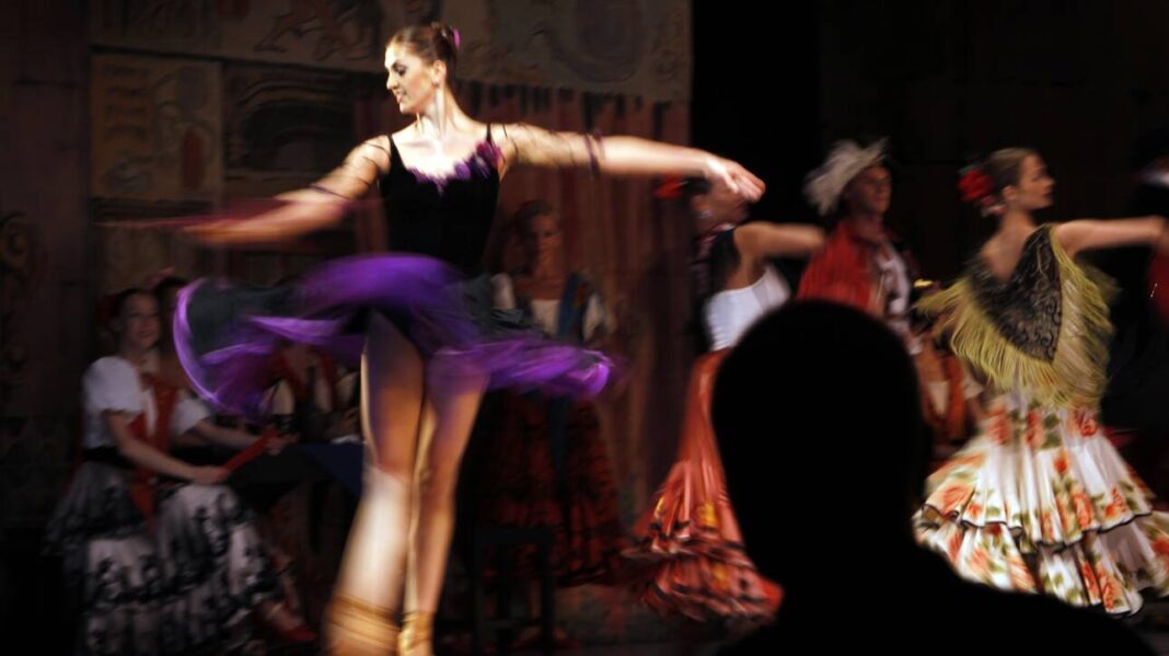 Ρωσία: Θετικοί στον κορωνοϊό 30 χορευτές του θεάτρου Μαριίνσκι