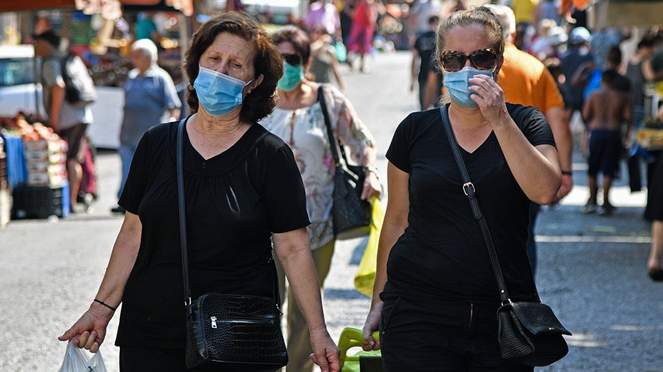 «Μάσκες παντού για την ανάσχεση της πανδημίας» – Το μήνυμα της κυβέρνησης και οι φόβοι των ειδικών