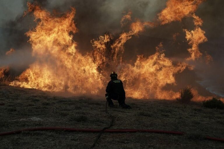 Φωτιά στην Τζια: Στη μάχη ελικόπτερα και επίγειες δυνάμεις