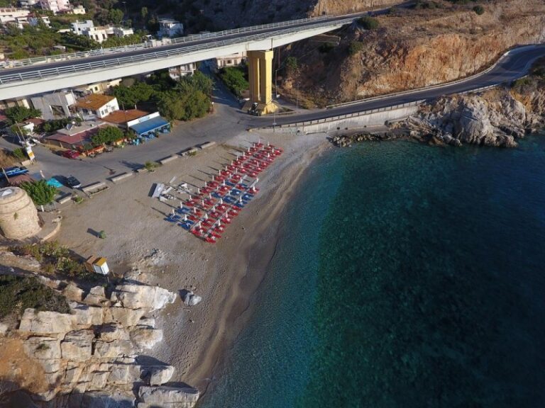 Ηράκλειο: Προσπάθησε να πηδήξει από γέφυρα – Πολίτες την έσωσαν πριν δώσει τέλος στη ζωή της