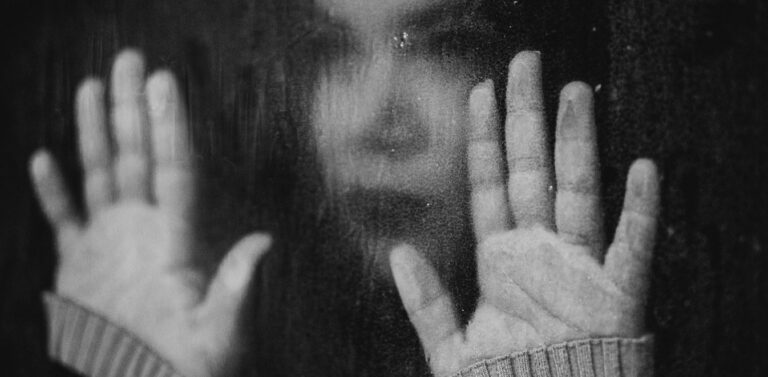 Φρίκη στη Γαλλία: Ξυλοκόπησαν και κούρεψαν ανήλικη Βόσνια επειδή ήθελε να παντρευτεί Σέρβο