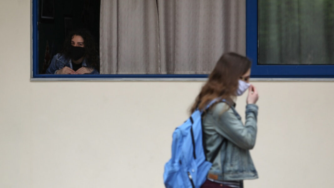 Συνελήφθη καθηγήτρια σε σχολείο: Δεν φορούσε η ίδια μάσκα – Έβαζε απουσίες σε μαθητές