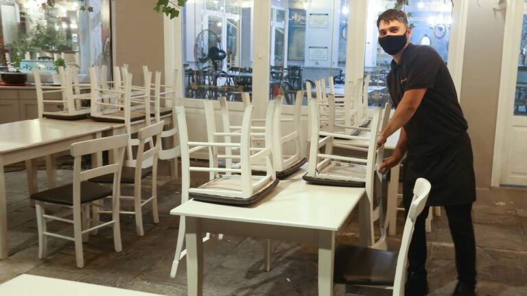 Κορωνοϊός: Συναγερμός για τη θερινή «αντεπίθεση» της επιδημίας