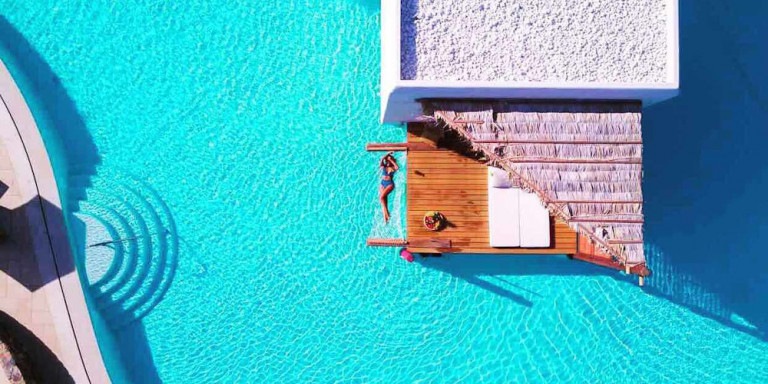Ξενοδοχείο στην Κρήτη προσφέρει bungalow πάνω στο νερό – Ξαπλώνεις στην αιώρα και νομίζεις πως είσαι στις Μαλδίβες