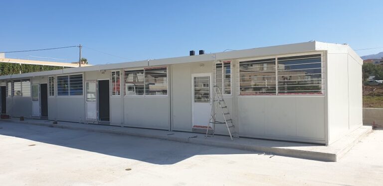 Κρήτη: Ξεκίνησε η τοποθέτηση των προκάτ αιθουσών στην Κίσσαμο